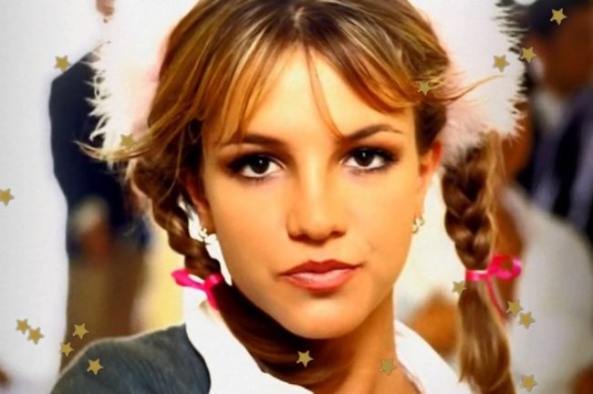 Foto com close no rosto de Britney Spears com expressão séria e tranças nas laterais da cabeça.