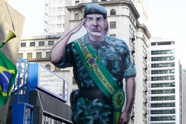 Boneco exaltando Mourão e os militares durante passeata em prol de Bolsonaro