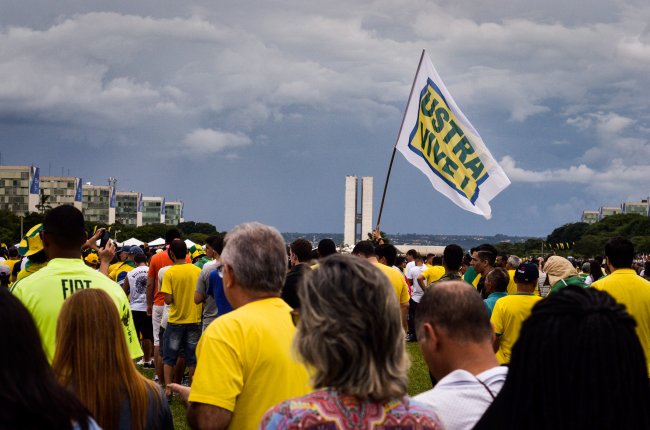 Manifestantes pró-Bolsonaro exaltam Carlos Alberto Brilhante Ustra, um dos maiores torturadores durante o regime militar brasileiro