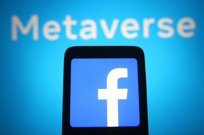 Ilustração de um celular mostrando o logo do Facebook na tela; atrás, a palavra multiverso está escrita