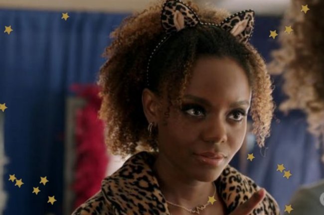 Personagem Josie McCoy do seriado Riverdale usando tiara de gatinho e blusa de oncinha.