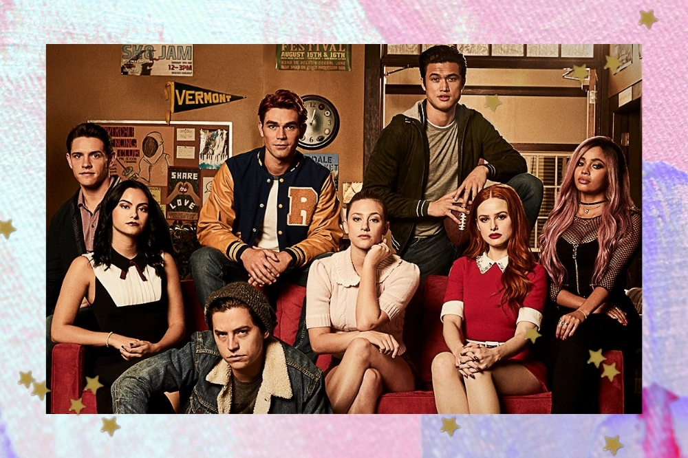 Imagem promocional com o elenco de Riverdale. Todos estão com uma expressão séria.