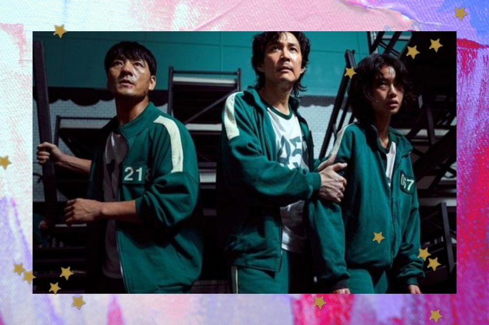 Personagens do seriado Round 6 com expressão preocupada, eles usam o conjunto verde uniforme da série.