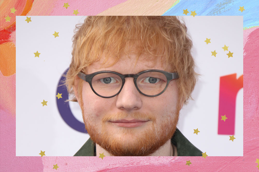 Foto do cantor Ed Sheeran. Nela, seu rosto aparece bem próximo, óculos redondos e cabelos ruivos.