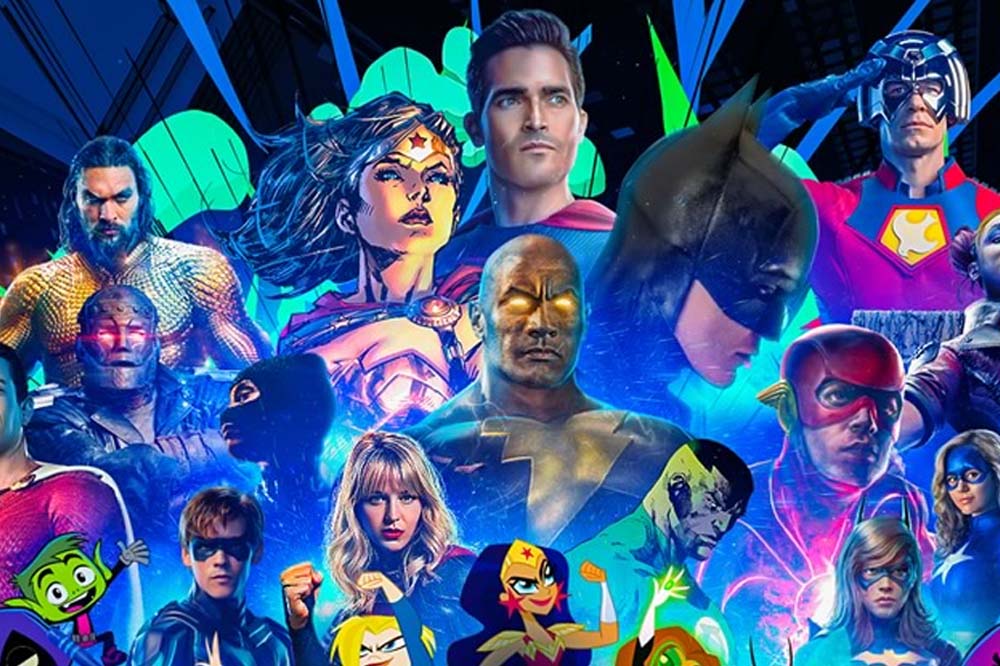 Foto de divulgação do evento DC FanDome 2021. Nela, aparecem diversos super-heróis da DC Comics com um fundo azul e luzes verdes.