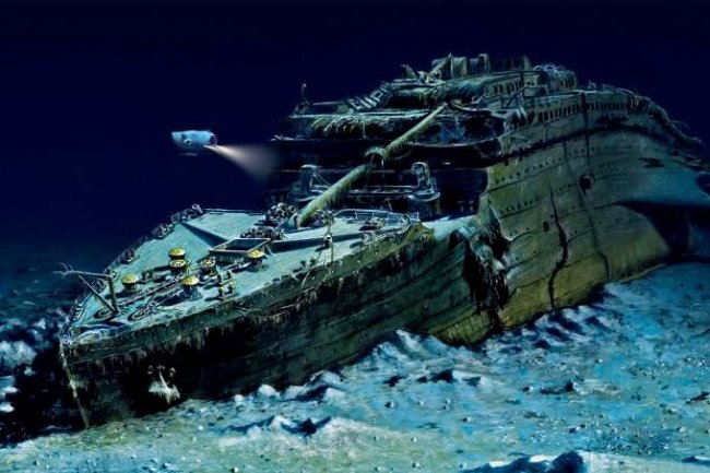 Submarino se aproxima de navio Titanic