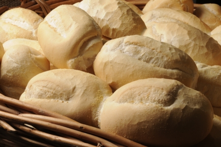 Foto de uma cesta com pães franceses bem branquinhos