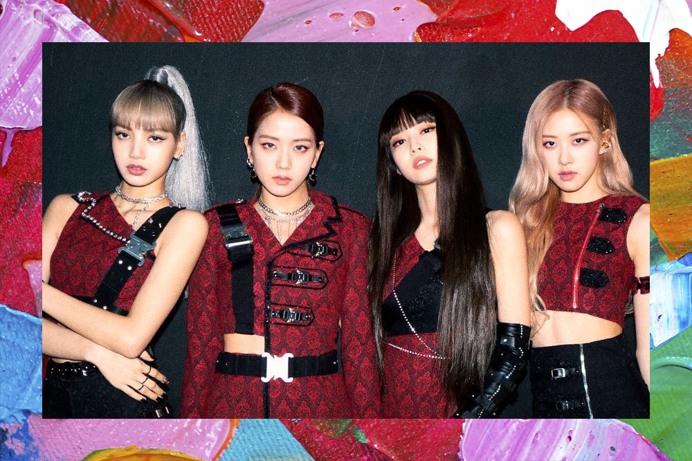 Foto do grupo kpop Blackpink. Nela, as quatro integrantes estão posando lado a lado com roupas vermelhas e pretas.