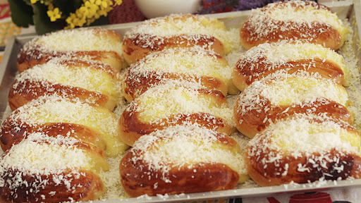 Foto de uma forma cheia de pão doce de coco