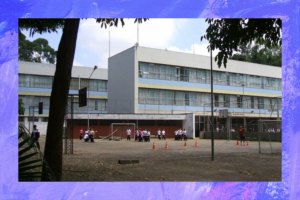 Foto da fachada de uma escola estadual de São Paulo. O prédio tem dois andares e alguns estudantes brincam na quarta descoberta em frente a ele