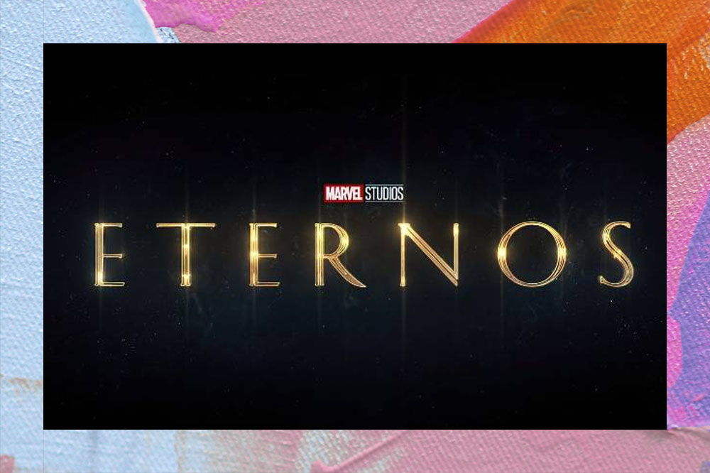 Foto de divulgação do filme Eternos. Nela, aparece um fundo azul escuro, com o título do filme em letras douradas e o logo da Marvel acima.