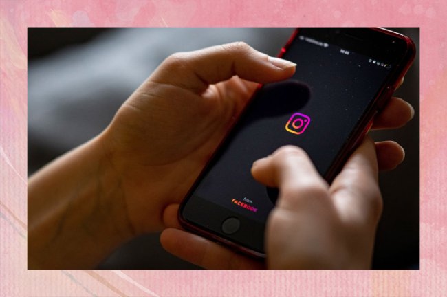 Foto de uma mão entrando no App Instagram