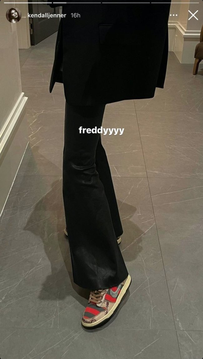 Print do story do Instagram da Kendall Jenner. A foto mostra a roupa dela, ela usa um casaco preto, calça preta e tênis da Nike inspirado no Freddy Krueger.