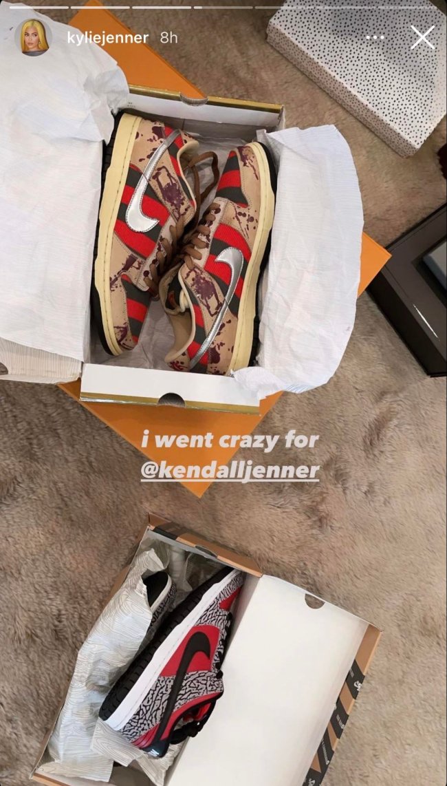 Print do story do Instagram da Kylie Jenner. A foto mostra dois tênis da Nike dentro das caixas.