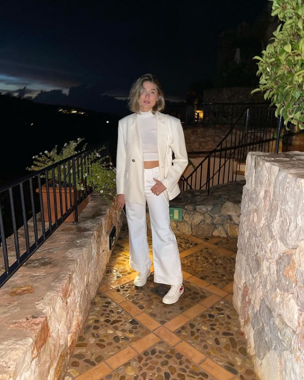 Sasha Meneghel usando look todo branco com cropped de gola alta, blazer, calça e tênis