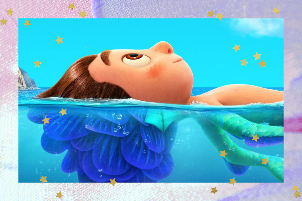 Foto de divulgação do filme Luca. Nela, aparece um menino metade humano e metade peixe deitado no mar com céu azul ao fundo.