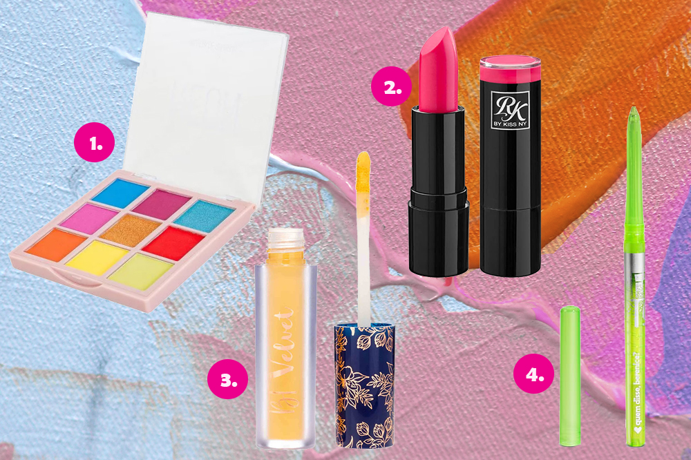 maquiagens-coloridas-01 Montagem com quatro produtos de maquiagem em fundo colorido azul, rosa e laranja. Há uma paleta de sombras, um batom rosa, uma sombra líquida amarela e um lápis verde neon