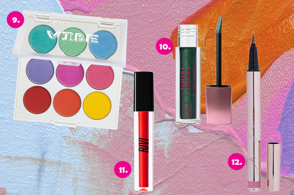 maquiagens-coloridas-03 Montagem com quatro produtos de maquiagem em fundo colorido azul, rosa e laranja. Uma paleta de sombras, uma sombra líquida verde, um gloss vermelho e um delineador rosa.