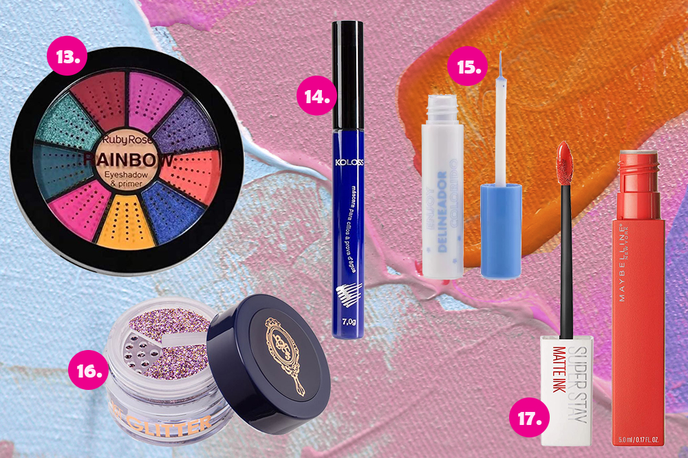 Montagem com cinco produtos de maquiagem em fundo colorido azul, rosa e laranja. Uma paleta de sombras, uma máscara de cílios azul, um delineador azul, um glitter lilás e um batom laranja.