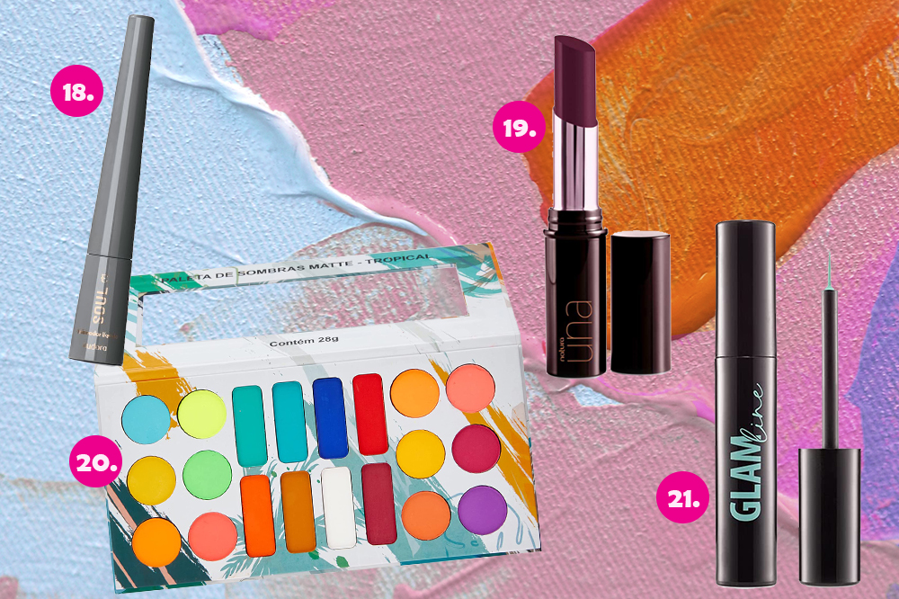 maquiagens-coloridas-05 Montagem com quatro produtos de maquiagem em fundo colorido azul, rosa e laranja. Uma paleta de sombras, um batom roxo, um delineador bordô e um delineador verde.
