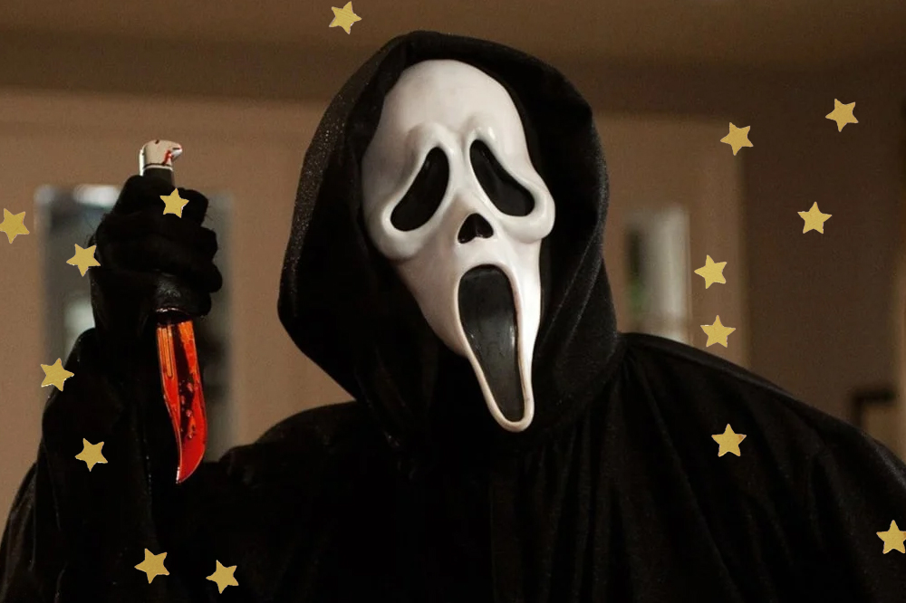 Imagem do "Ghostface" de Pânico; ele está de roupa preta e usa uma máscara branca com a boca aberta em expressão de grito e segura uma faca suja de sangue; estrelas amarelas decoram a imagem
