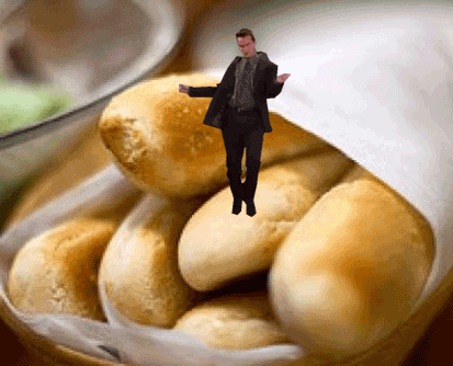 Gif do Chandler de Friends dançando em cima de uma cesta de pães