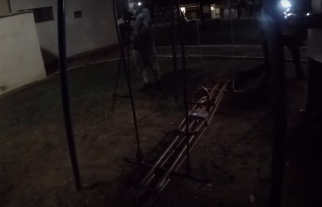 Brinquedos se mexem sozinhos durante madruga em parquinho mal-assombrado Foto de uma equipe sobrenatural investigando o caso do parquinho assombrado de Olímpia