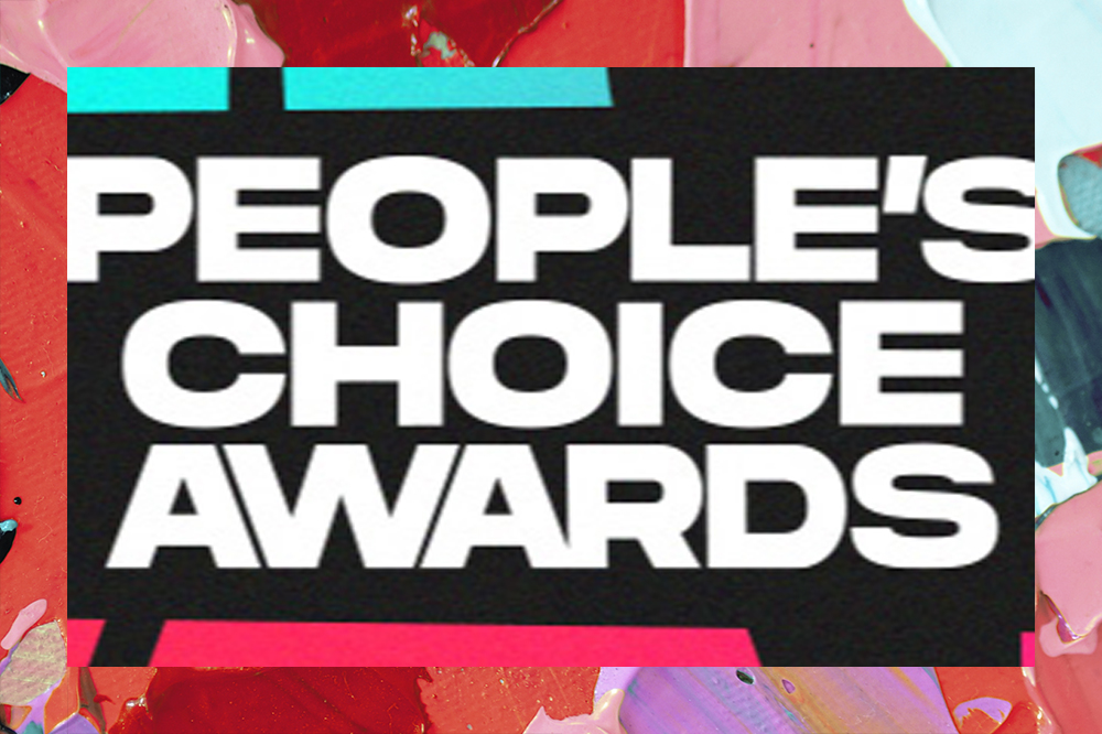 Logo do People's Choice Awards com letras brancas e fundo preto; a margem da imagem é uma textura de tintas em tons de vermelho, rosa, verde, roxo, azul e amarelo