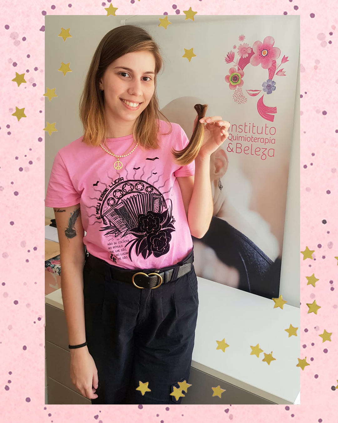 Sofia Duarte, repórter de moda e beleza da CAPRICHO, usando camiseta rosa e calça preta, sorrindo e segurando uma mecha de cabelo para doação. O fundo da montagem é rosa de bolinhas com estrelinhas douradas