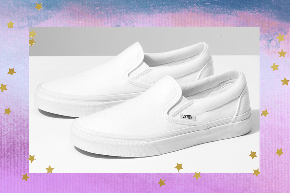 tenis-branco-vans-round-6 Tênis slip-on branco da Vans em fundo degradê azul e lilás com estrelinhas douradas