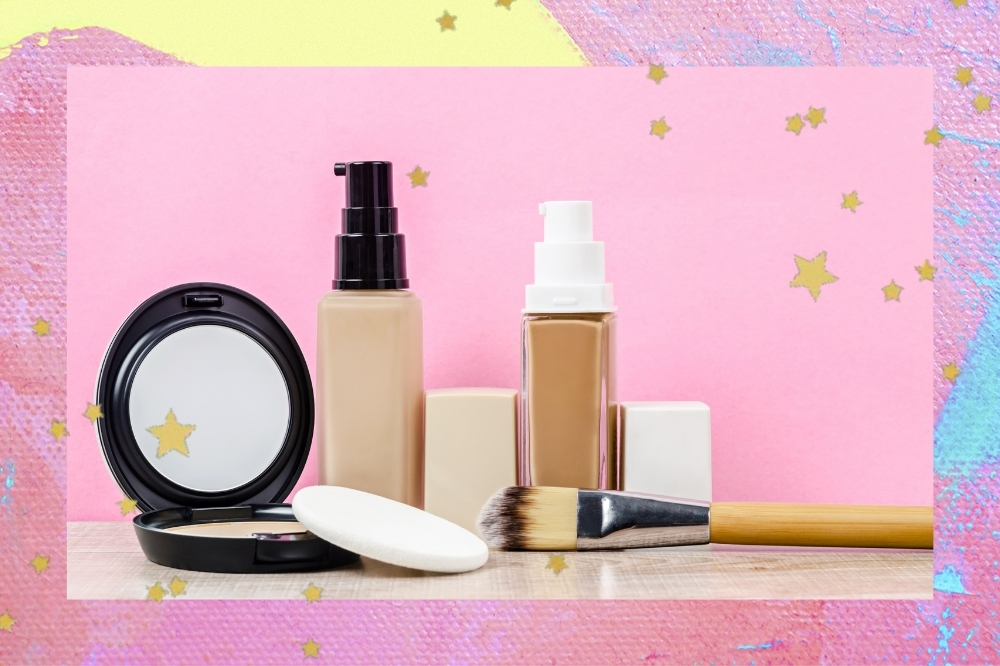 Foto de produtos de maquiagem com a borda nas cores rosa, amarelo e azul com detalhe de estrelinhas douradas.