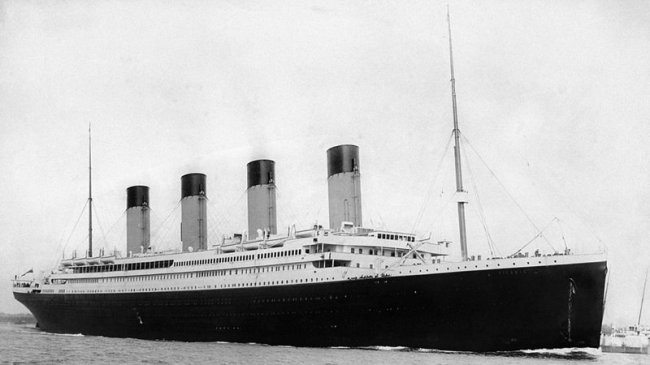 Foto em preto e branco do navio Titanic