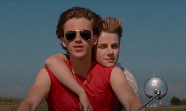 Foto do casal protagonista do filme Verão de 85 andando de moto