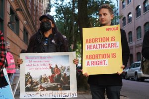 Protesto: polonesa morre após médicos se recusarem a fazer um aborto legal Multidão protesta em prol da legalização do aborto