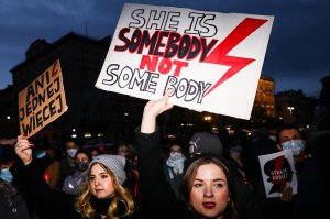 Multidão protesta contra morte de Izabela, que tinha direito a fazer um aborto legal da Polônica