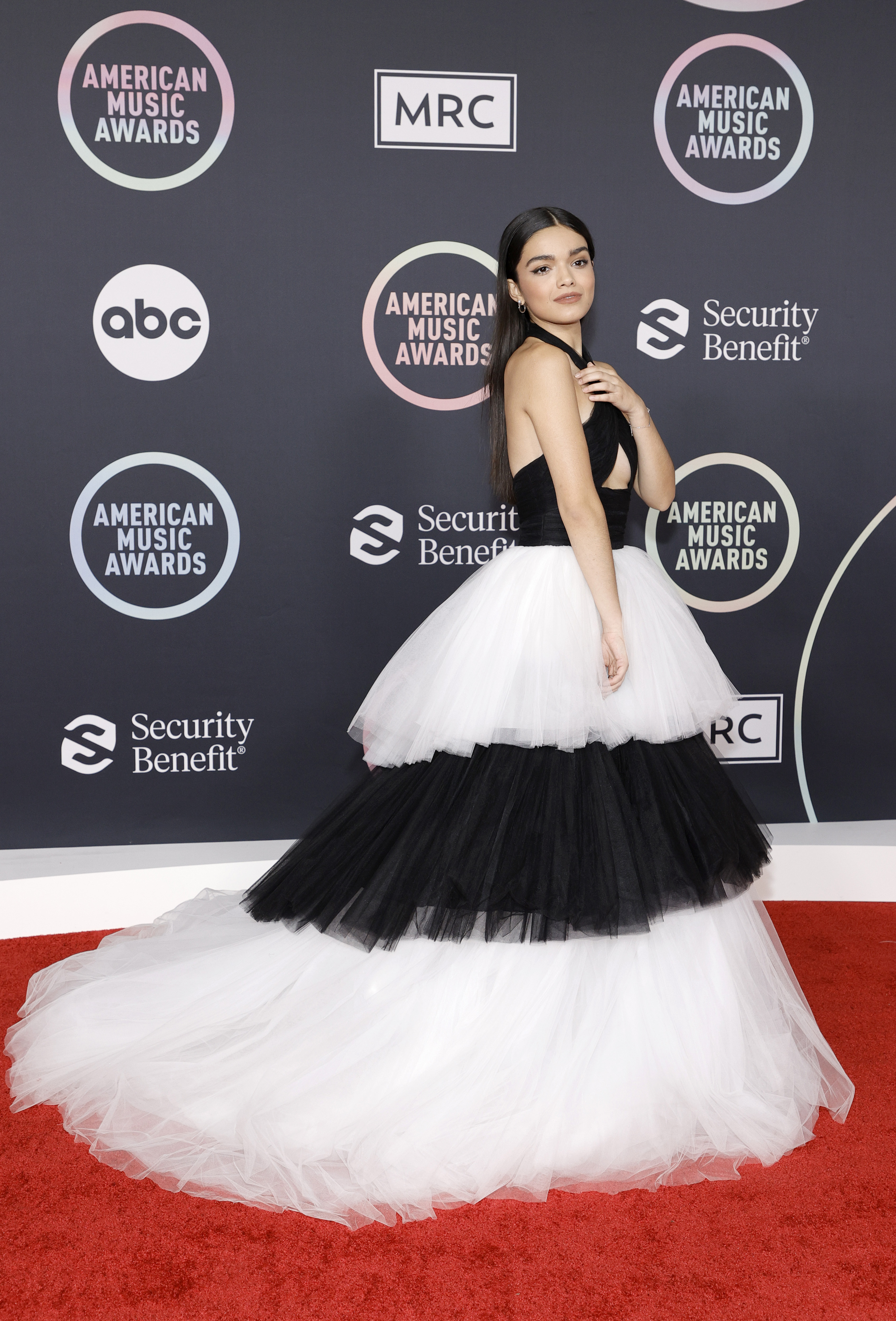 Rachel Zegler no American Music Awards 2021 usando vestido preto e branco de tule volumoso