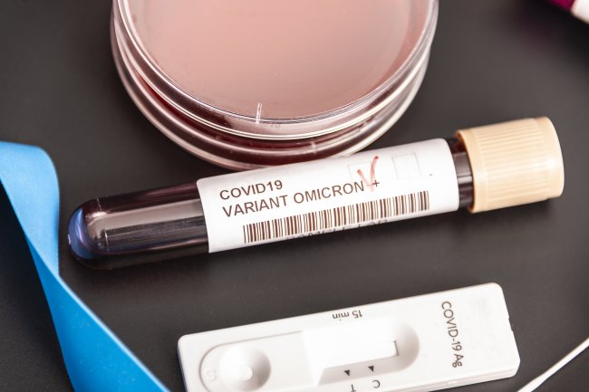 Imagem de um tubo de sangue com uma etiqueta dizendo que a pessoa testou positivo para a Ômicron, nova variante da Covid