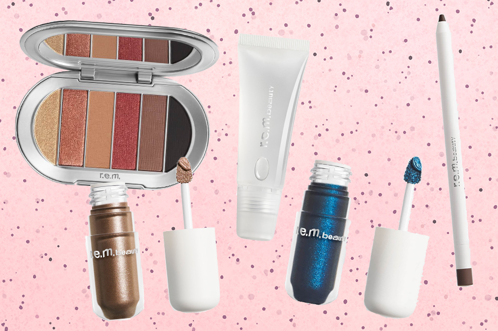 Cinco produtos da r.e.m. beauty, marca da Ariana Grande, em fundo rosa com bolinhas