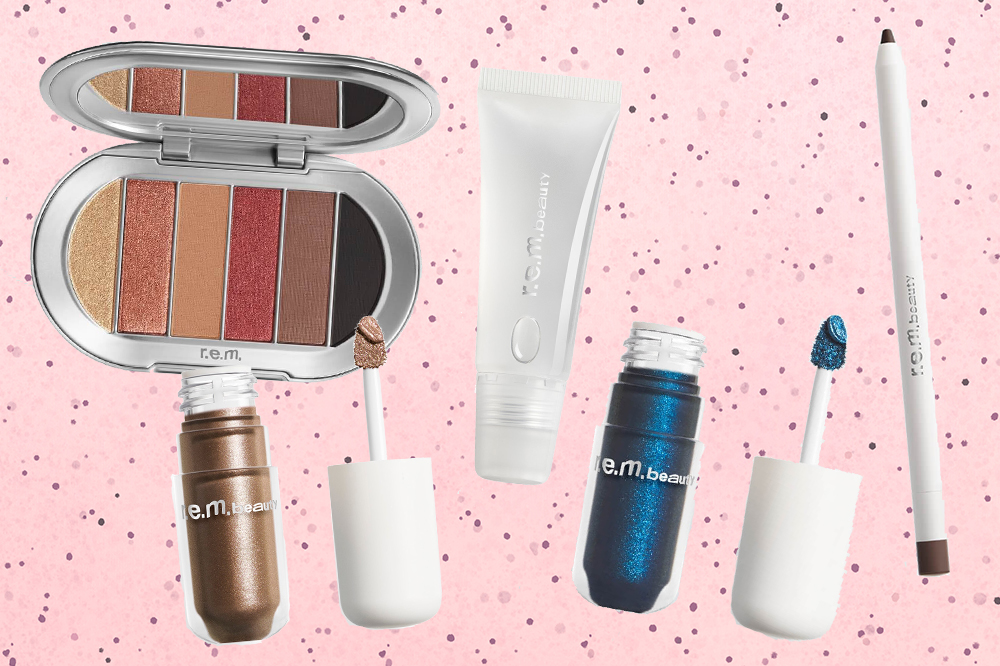 ariana-grande-marca-beleza-rem-beauty Cinco produtos da r.e.m. beauty, marca da Ariana Grande, em fundo rosa com bolinhas