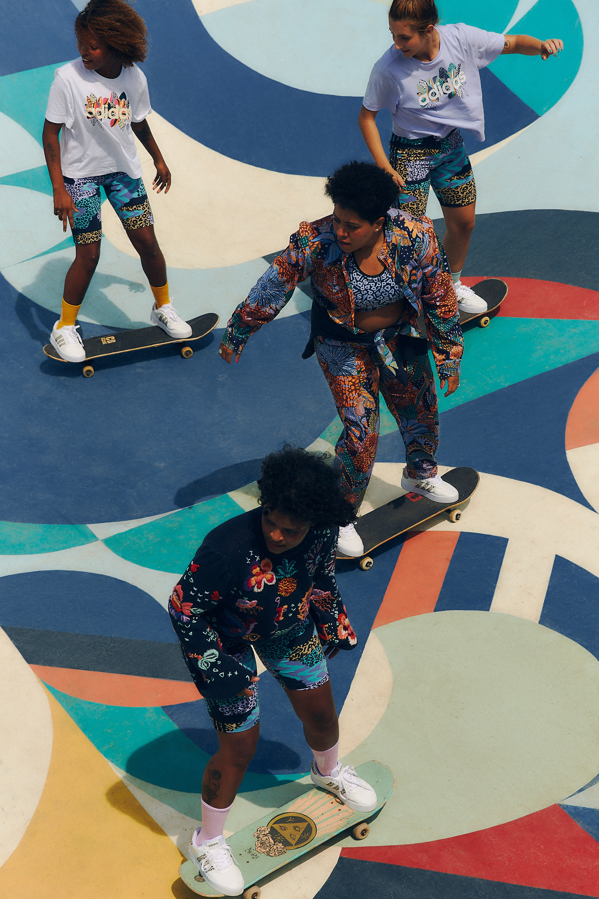 Meninas do coletivo Britney's Crew andando de skate em campanha da Farm com a Adidas