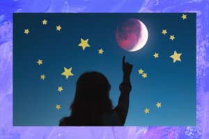 Foto de uma menina de costas, apontando para a Lua, que está eclipsando. A foto é predominantemente azul e tem estrelas douradas espalhadas por ela.