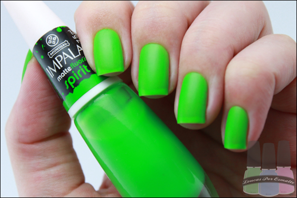 Foto de uma mão segurando um esmalte da marca Impala verde com as unhas verdes neon.