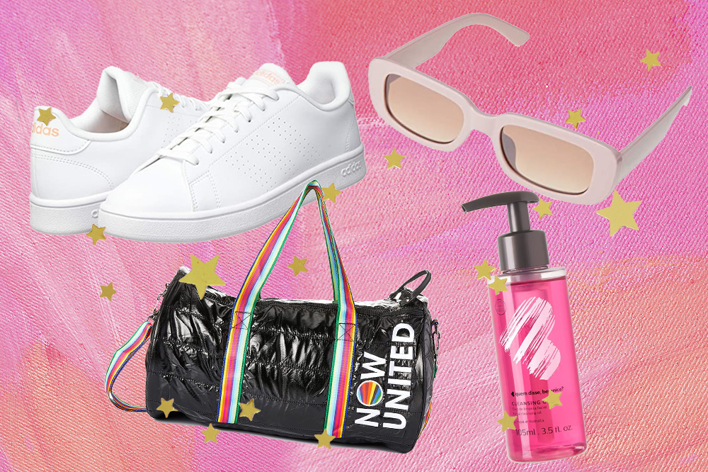 Tênis branco, óculos rosa, mochila preta e produto de maquiagem com embalagem rosa do esquenta Black Friday da Amazon em fundo rosa com estrelinhas douradas