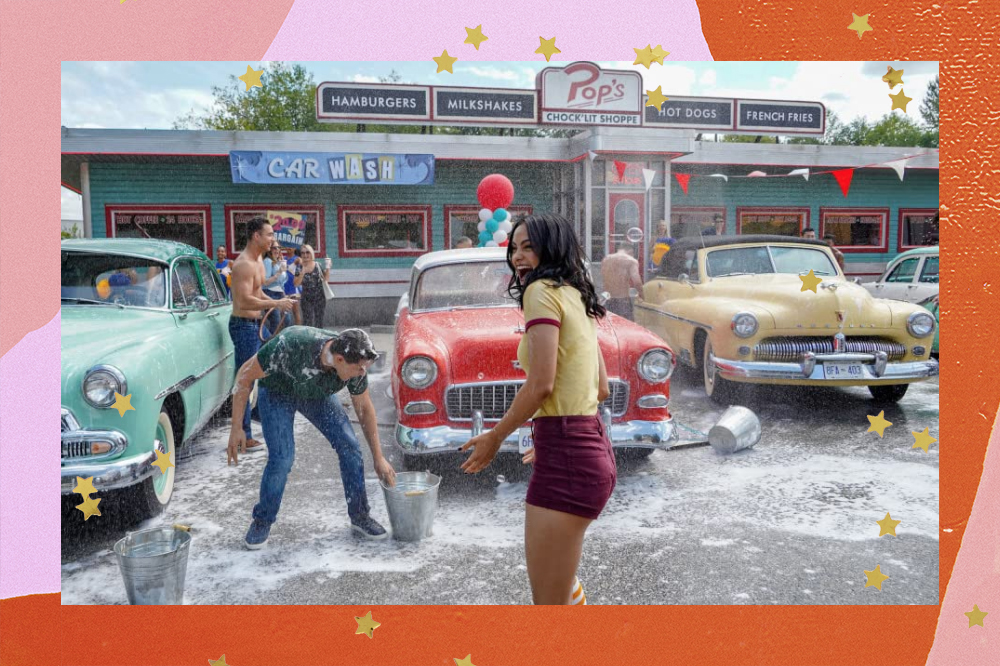 Personagens de Riverdale lavando carros em frente ao Pops.