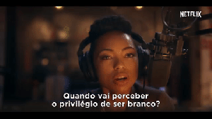 Dia da Consciência Negra: 10 anos de uma data indispensável ao calendário Gif de uma cena da série Cara Gente Branca, da Netflix. A personagem principal está falando no microfone e perguntando quando os brancos vão se dar conta de seus privilégios sociais