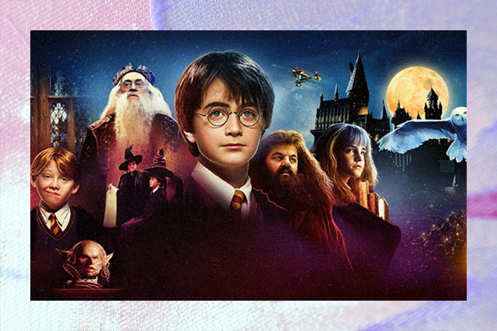 Foto de divulgação de Harry Potter. Nela, aparece a Hogwarts ao fundo, uma montagem dos personagens e uma lua cheia e amarela. A margem é uma textura em tons pastéis de roxo, rosa, azul e branco
