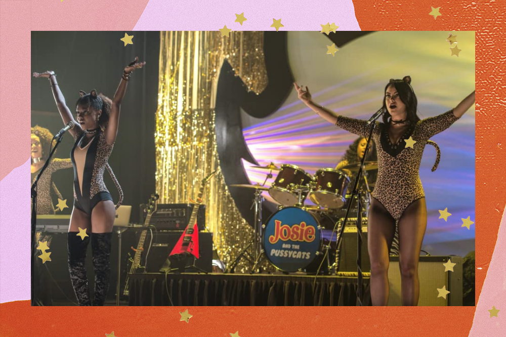 Foto do seriado Riverdale com a personagem Veronica Lodge cantando vestida de gatinha.