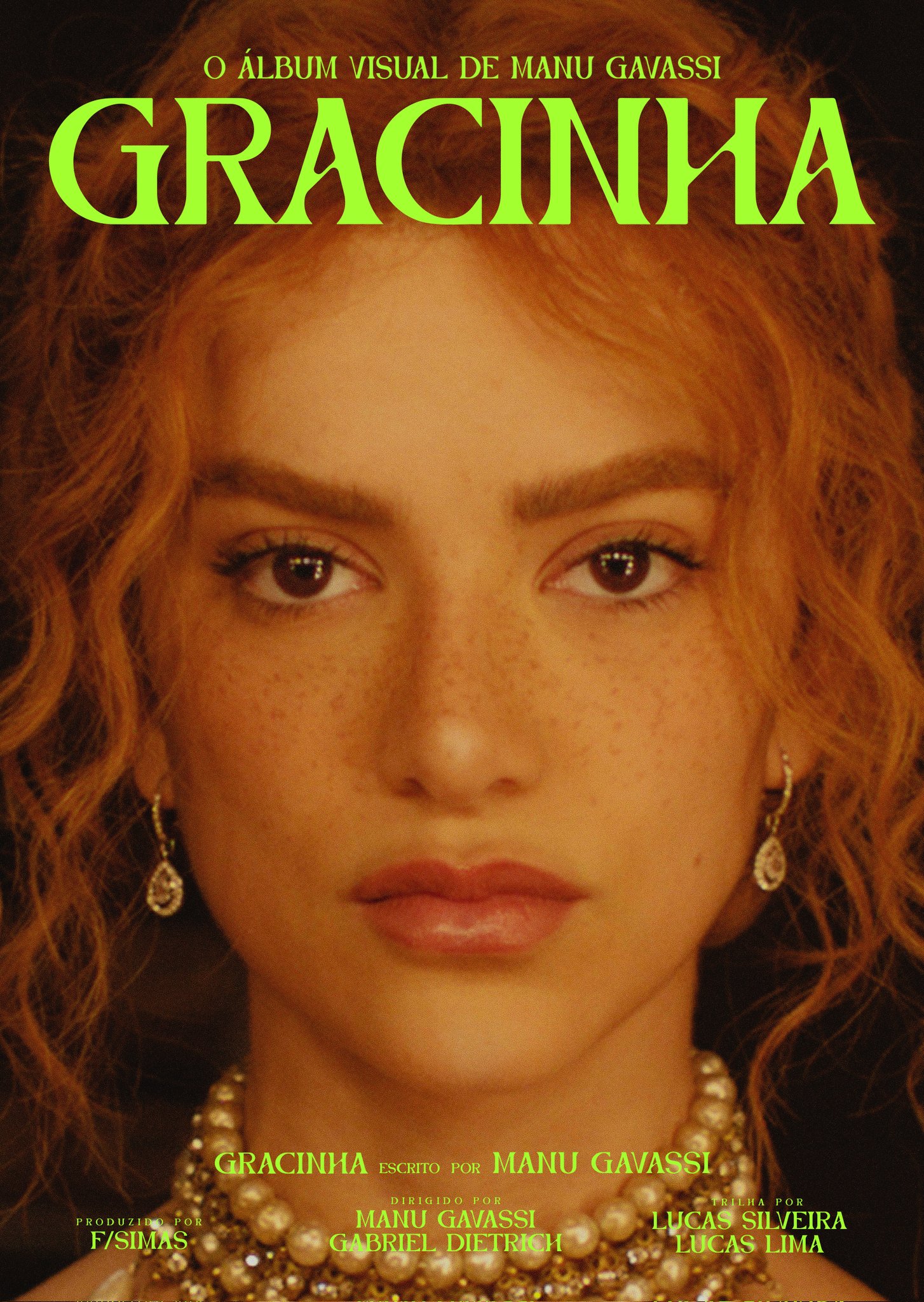 Manu Gavassi no pôster de GRACINHA; a capa mostra o rosto da cantora em um close fechado; ela está com expressão séria olhando para câmera em uma iluminação amarelada; o título GRACINHA aparece no topo da imagem em letras verdes e na parte inferior os créditos em letras menores e também verdes; na parte superior, acima do título, é possível ler em letras menores "O ÁLBUM VISUAL DE MANU GAVASSI"