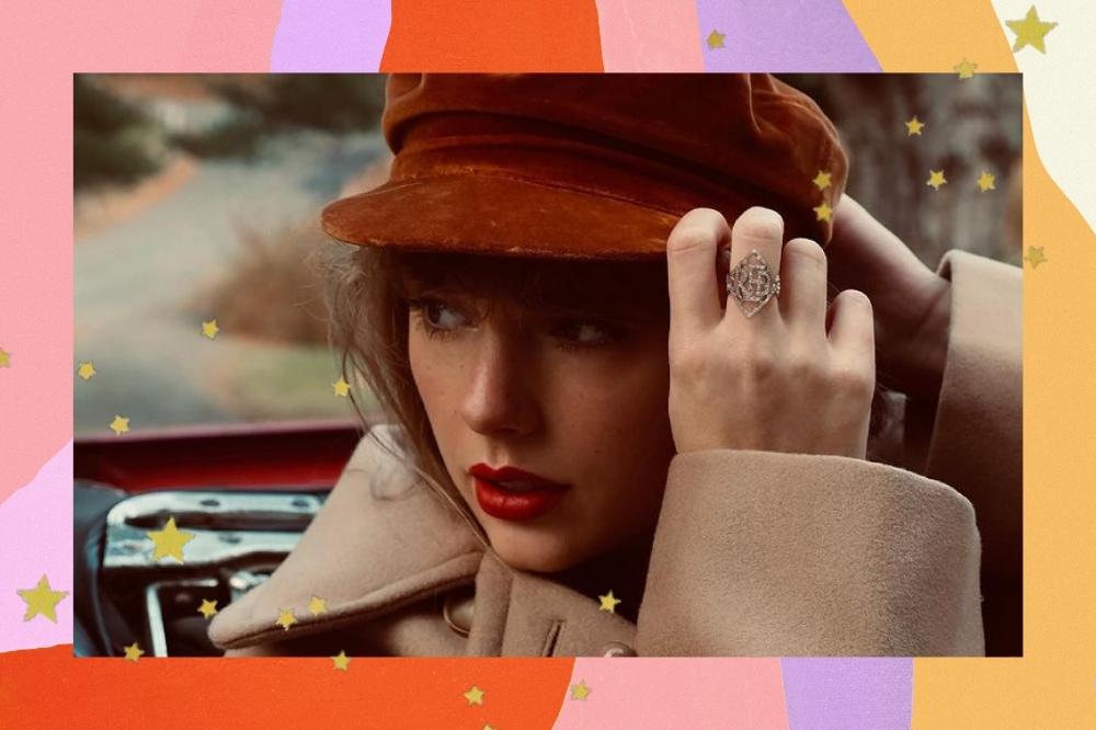 Montagem com bordas coloridas e detalhe de estrelinhas douradas com foto de Taylor Swift usando uma boina e olhando para o lado. Ela está de batom vermelho e com um casaco bege.