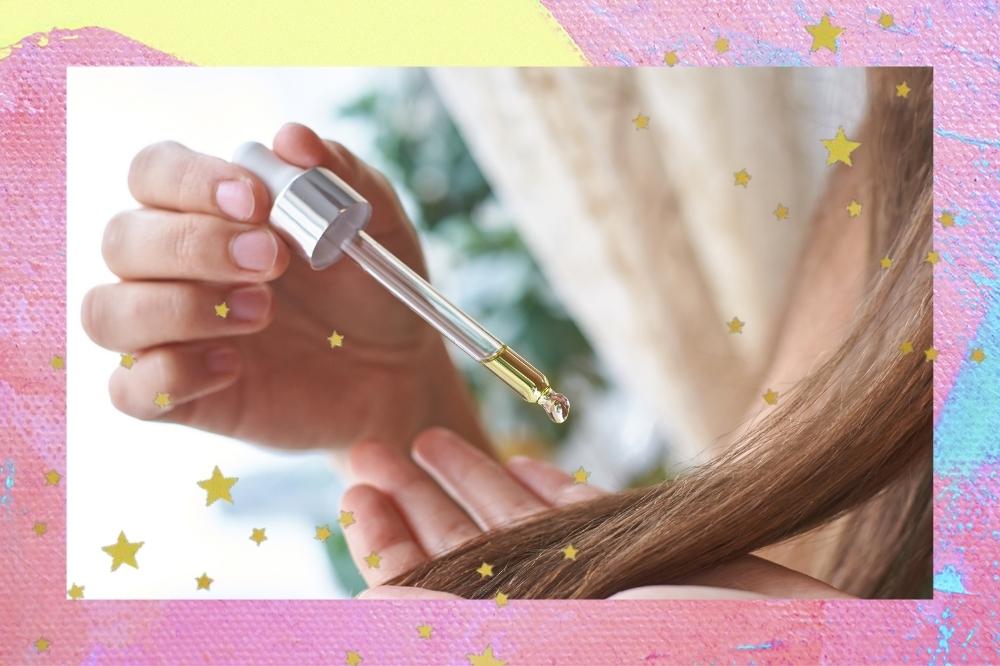 Montagem com o fundo colorido rosa e amarelo com detalhe de estrelinhas douradas com a foto de uma mulher aplicando óleo nas pontas do cabelo.